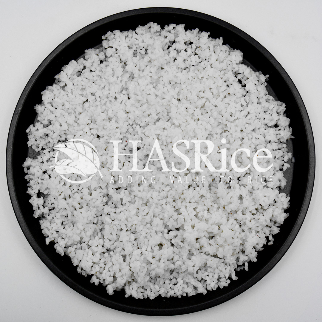 Cooked 100% broken rice prepared for West African meals (preparation 1 of 6)