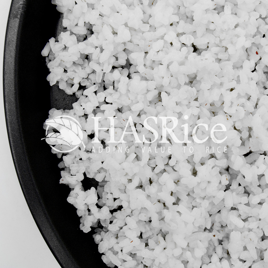 Cooked 100% broken rice prepared for West African meals (preparation 3 of 6)