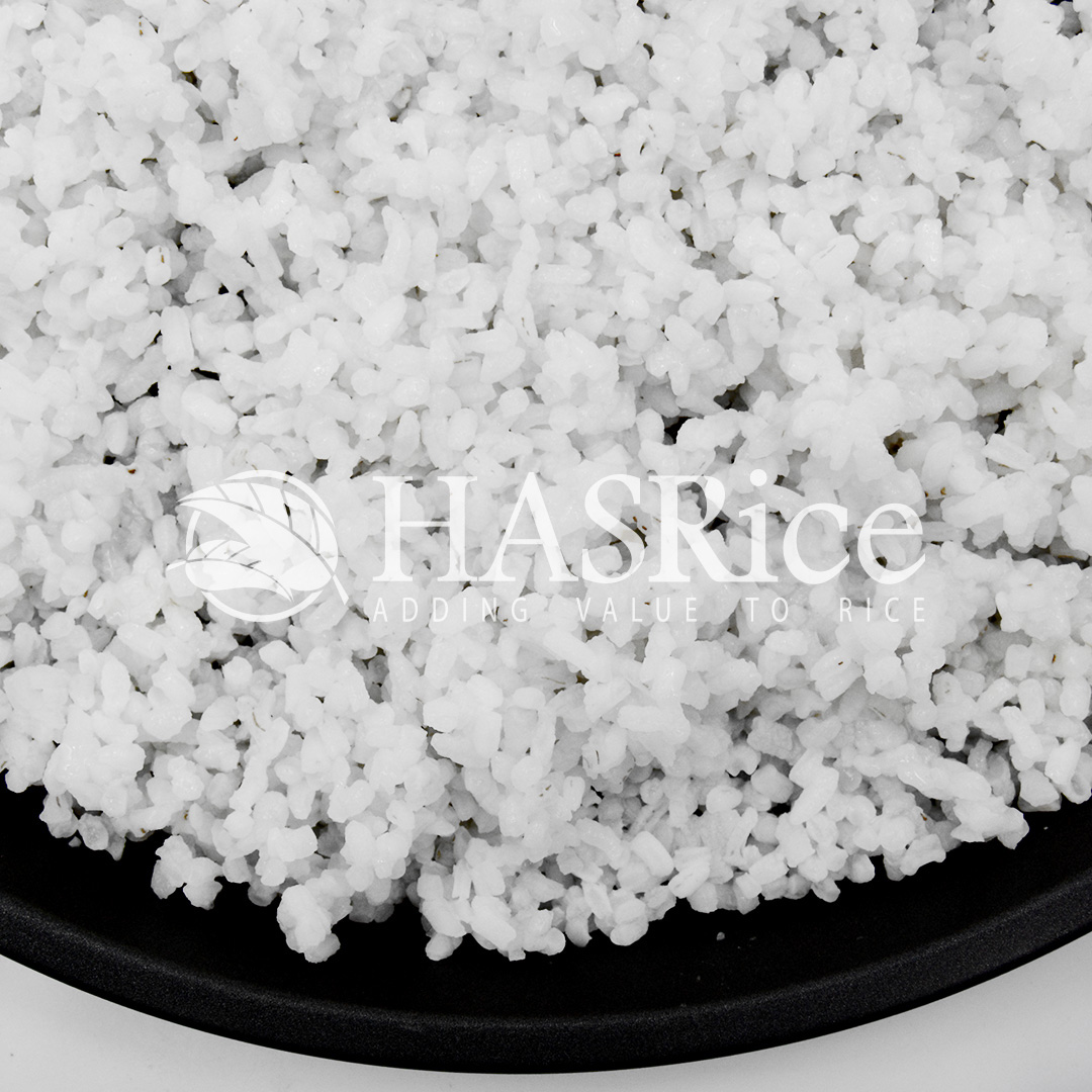 Cooked 100% broken rice prepared for West African meals (preparation 6 of 6)